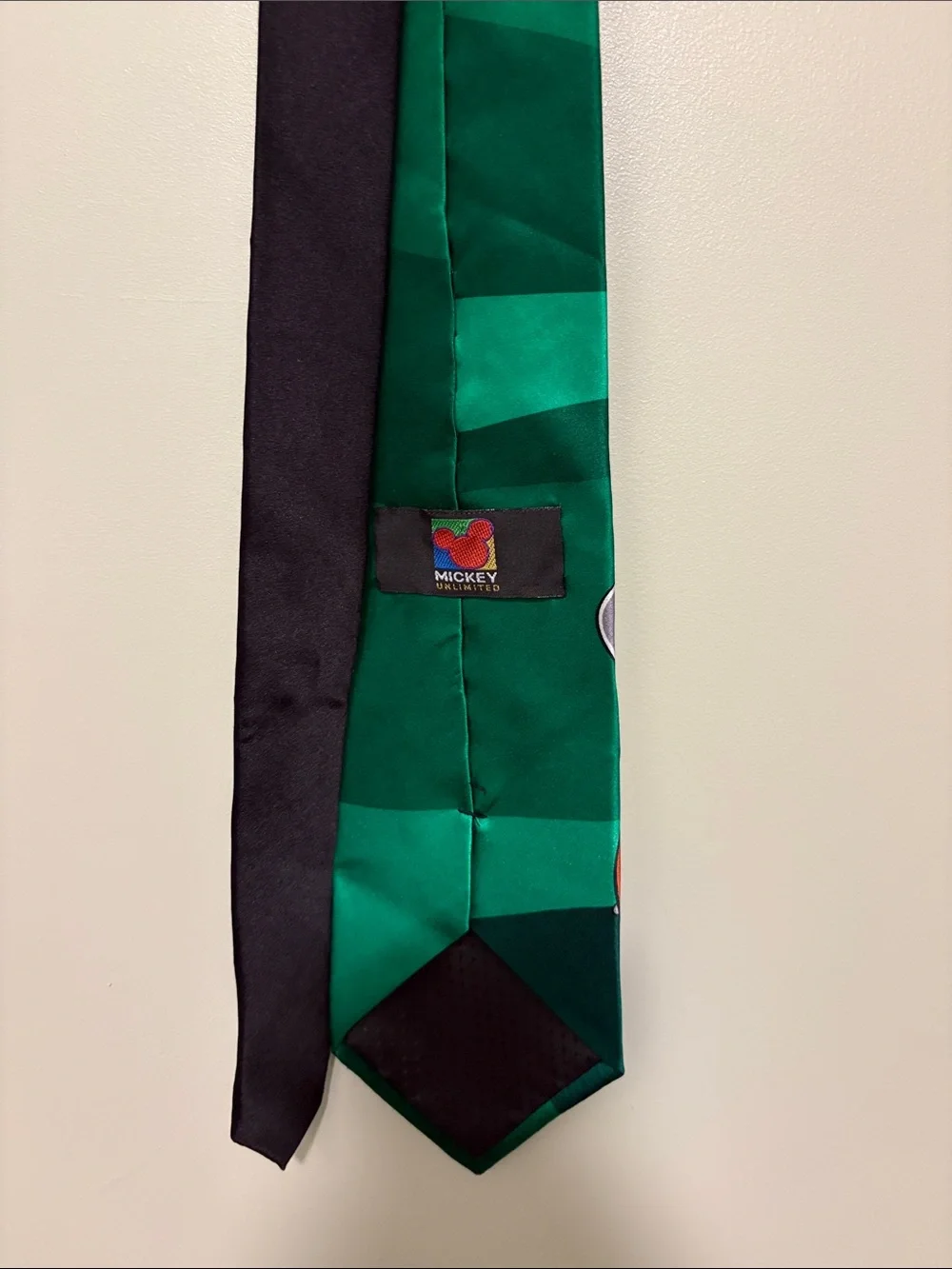 NWOT Mickey unlimited silk Goofy and Pluto golf theme tie.